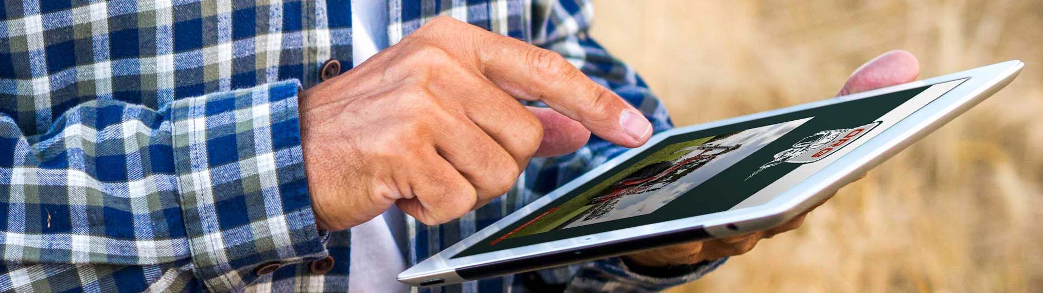 Landwirt Nahaufnahme Hand tippt auf iPad