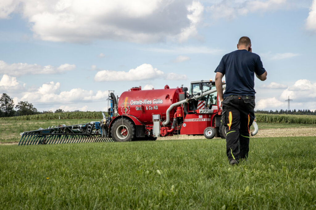 Landwirt auf dem Feld beim telefonieren