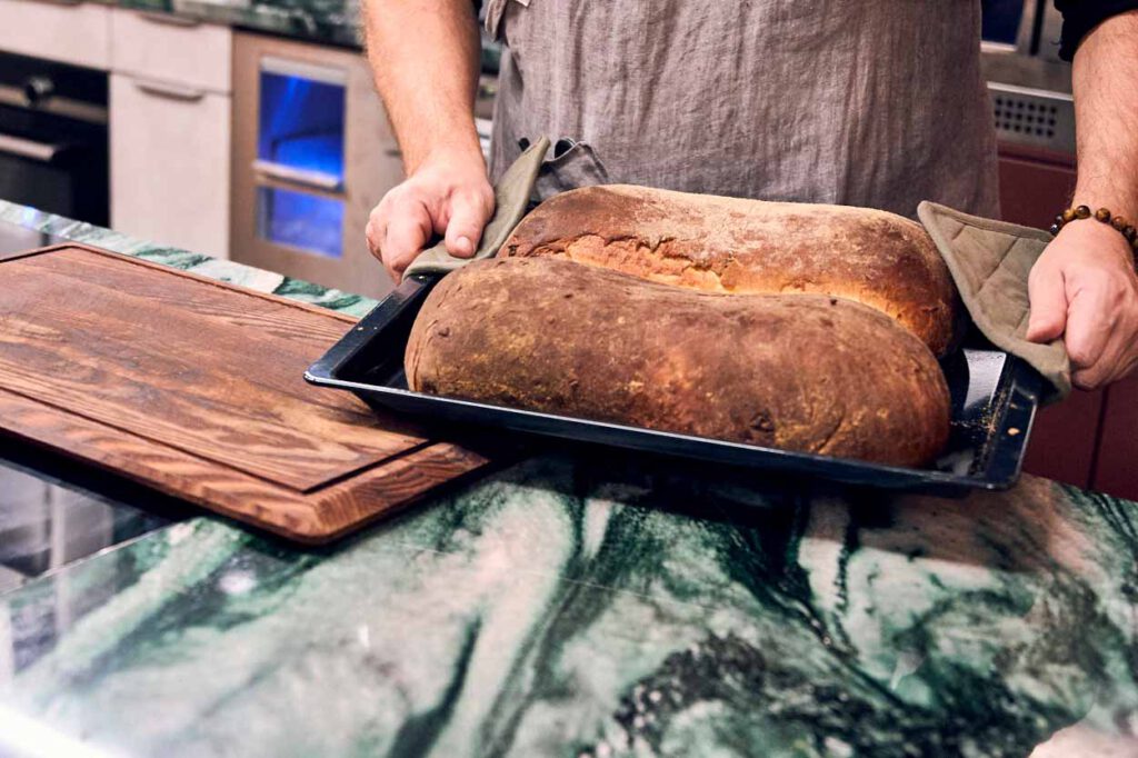 Brot wird aus dem Ofen geholt