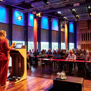 Eventfoto Rednerin spricht vor Publikum