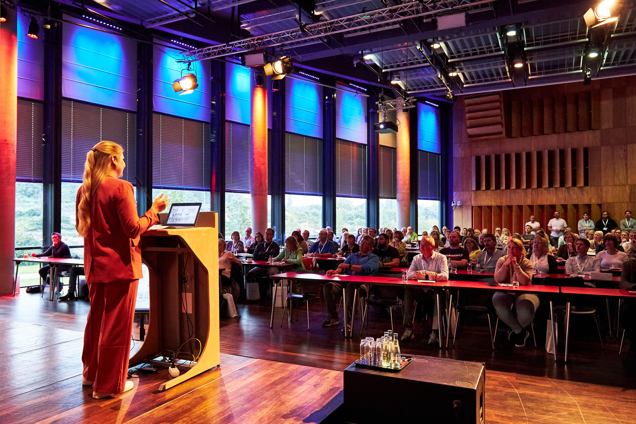 Eventfotografie Symposium Blick von der Bühne ins Publikum