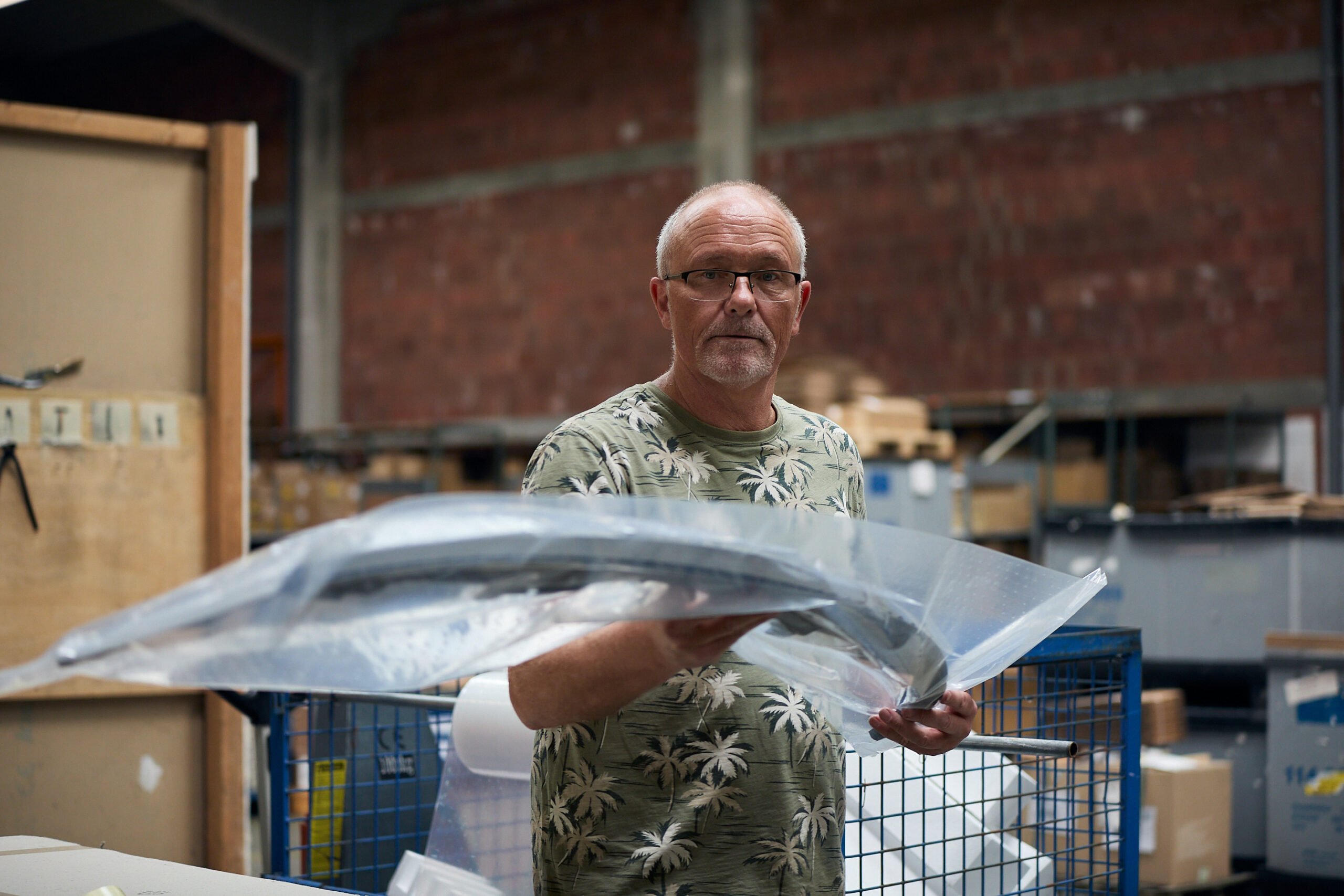Unternehmensfotografie Mann beim beladen