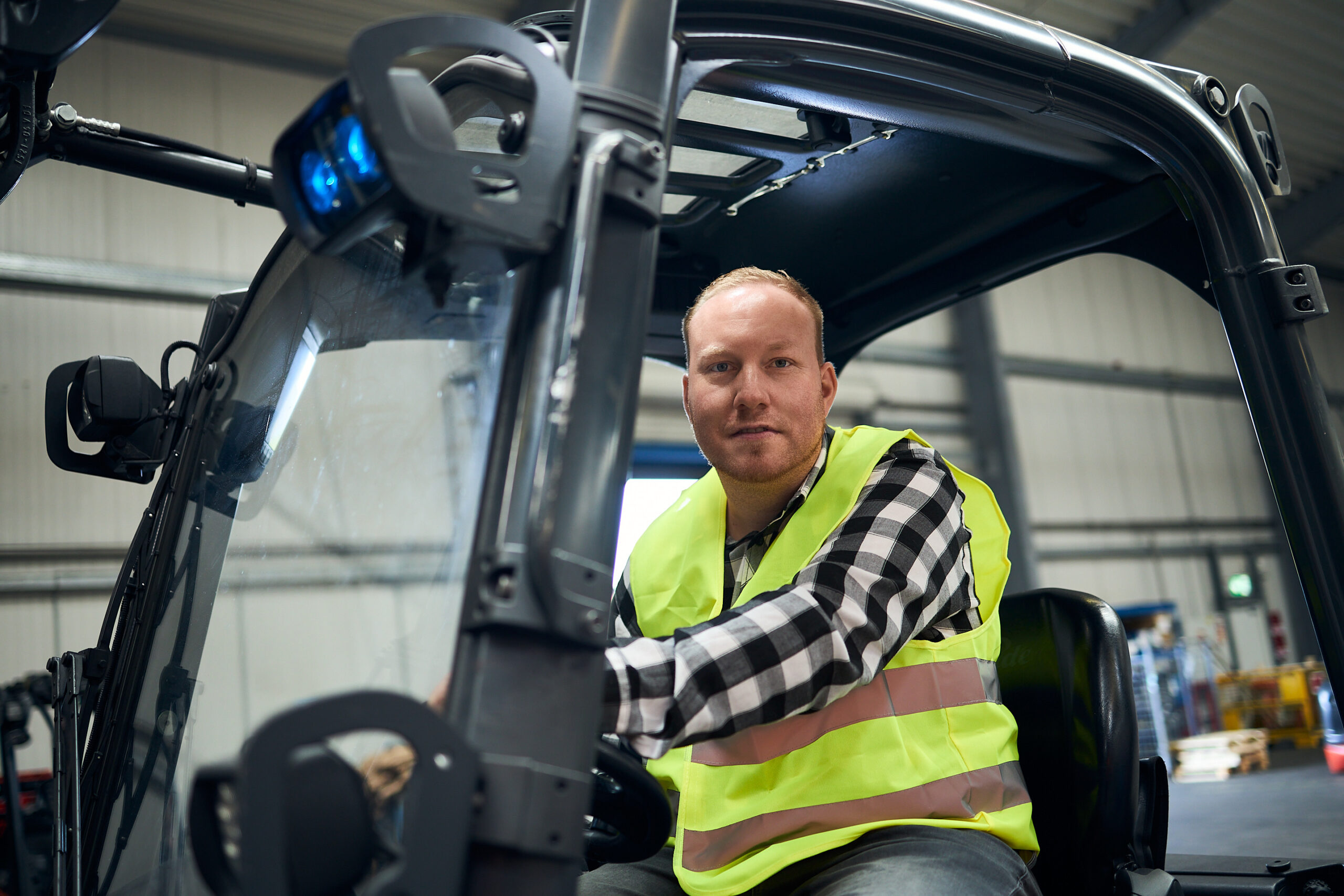 Unternehmensfotografie Portrait Staplerfahrer in Fertigungshalle