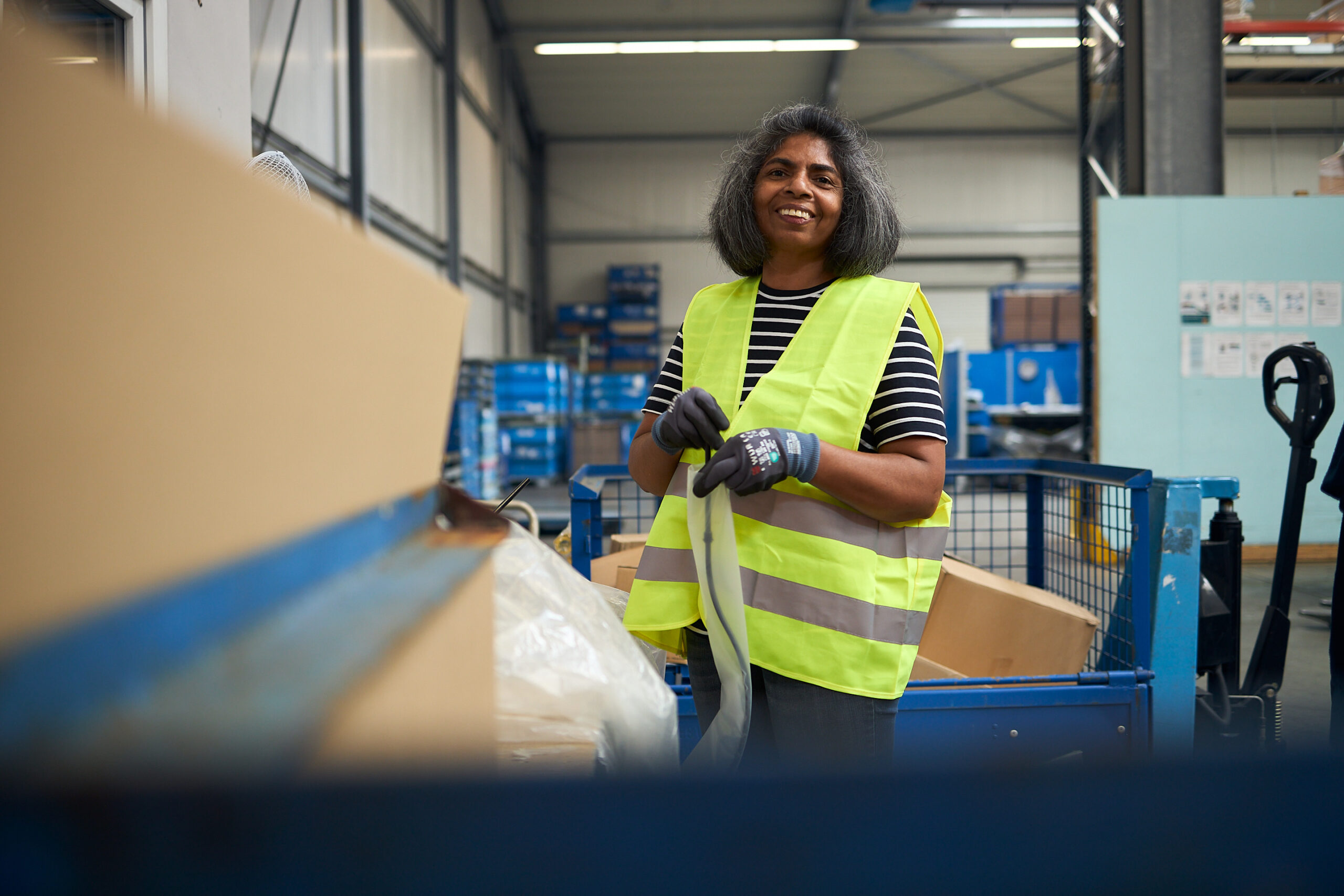 Unternehmensfotografie Frau verpackt Automobilzubehör