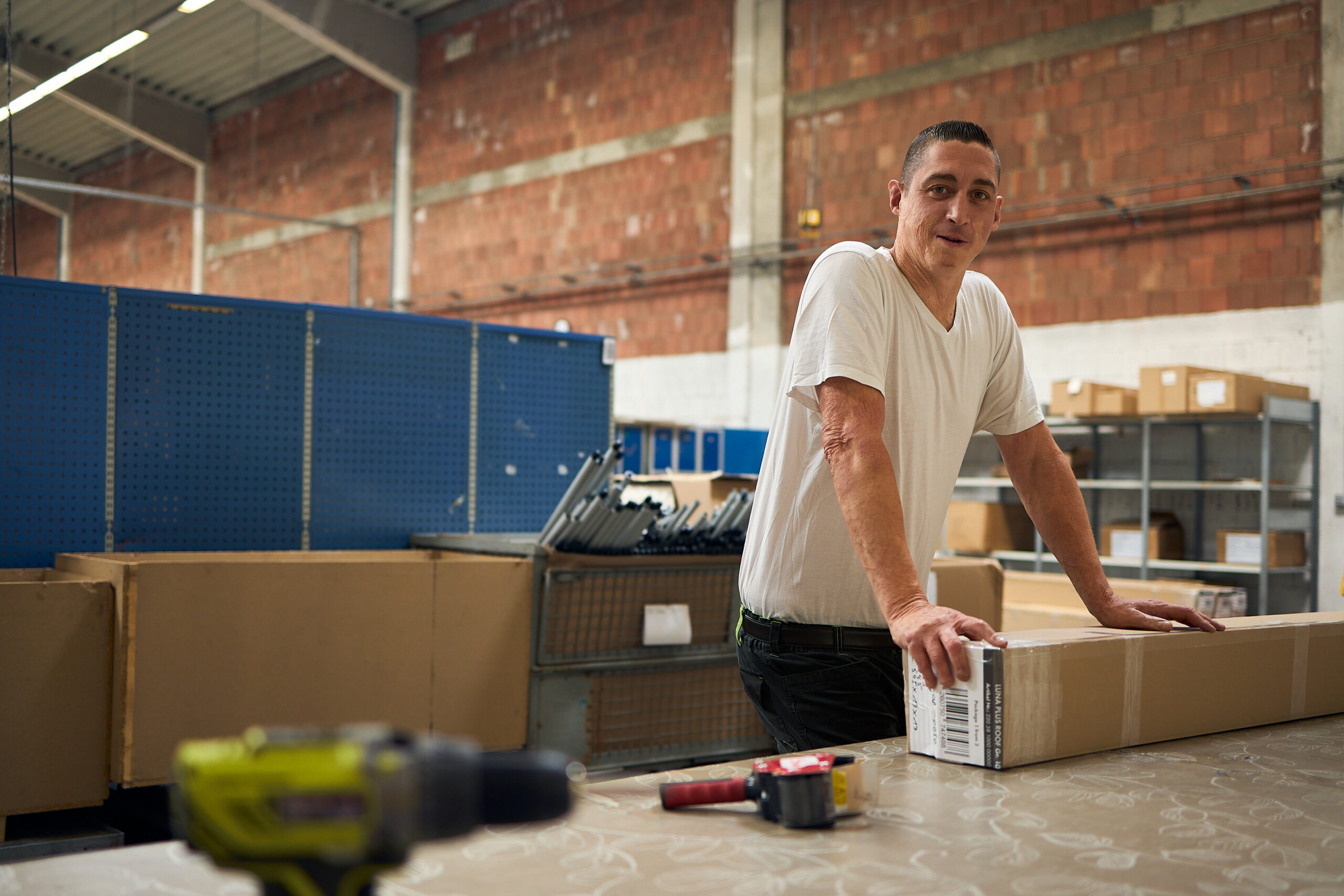 Unternehmensfotografie Mann am Montage-Arbeitsplatz
