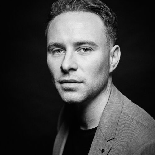 Schwarz-Weiß Executive Portrait vor schwarzem Hintergrund Studio
