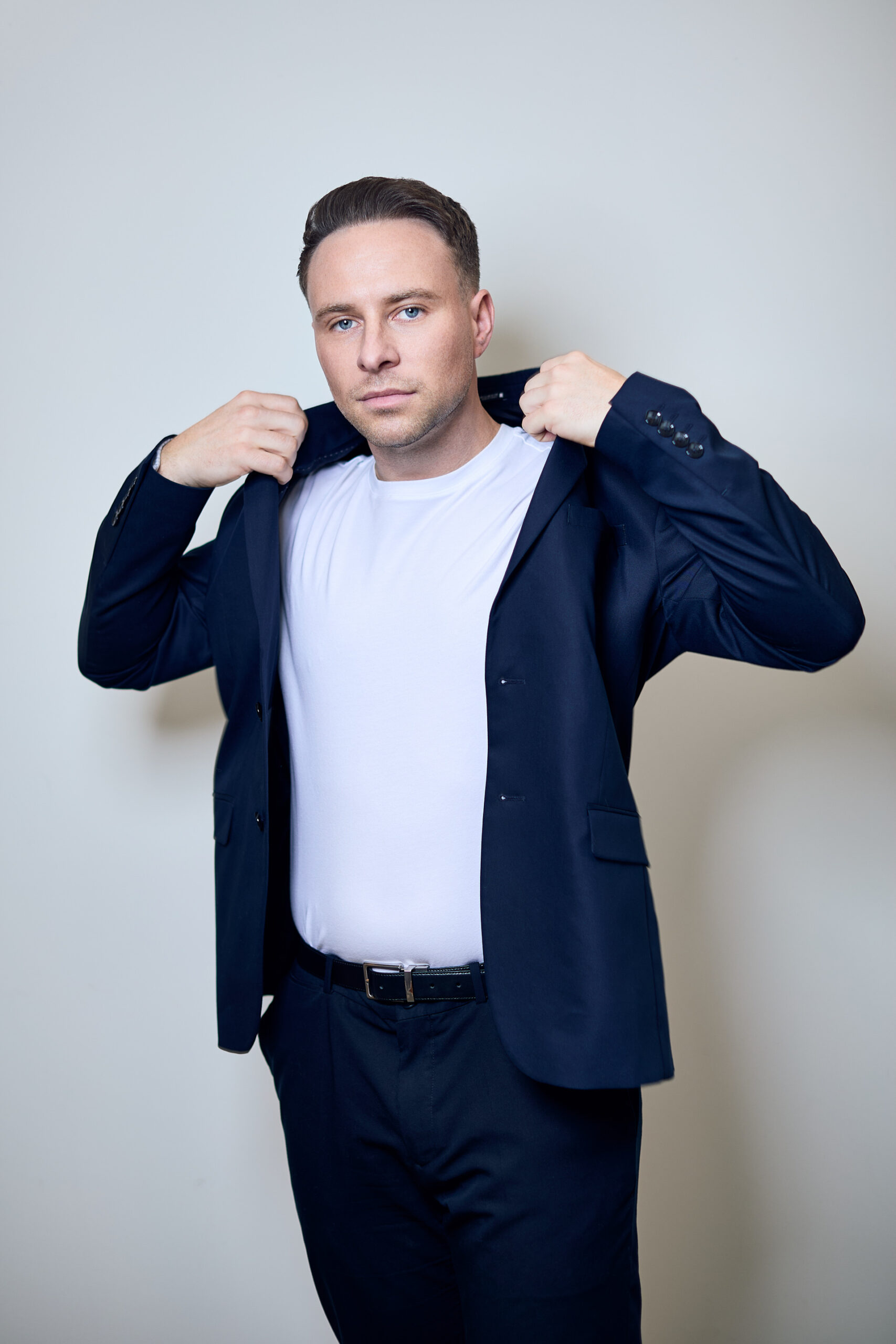 Business Portrait Mann wirft sich Jacket über