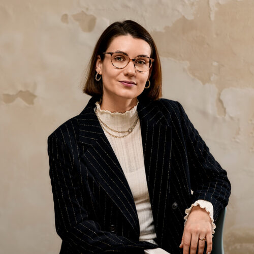 Business Portrait einer jungen Unternehmerin in Nadelstreifen-Blazer