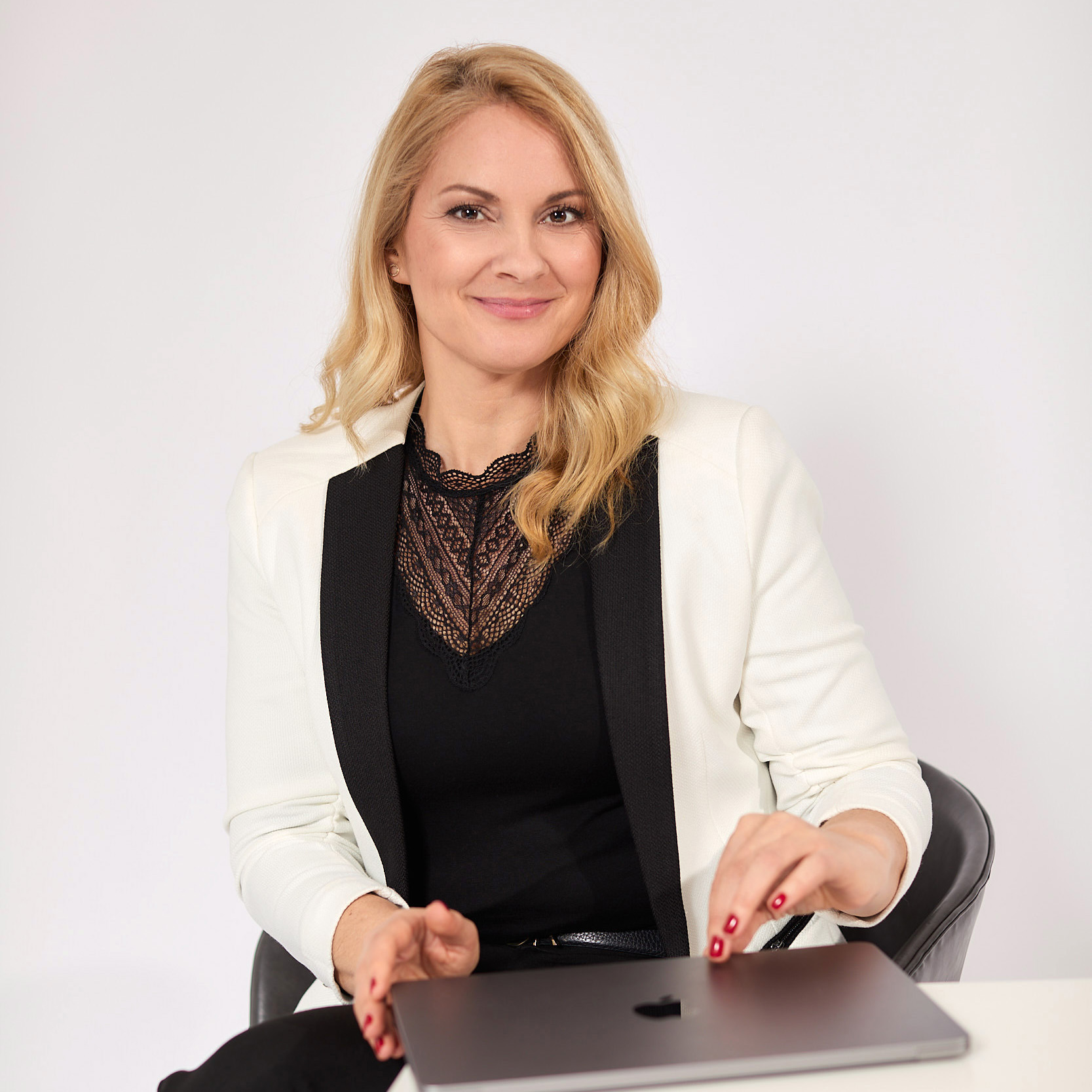 Business Portrait Frau mit Laptop sitzend