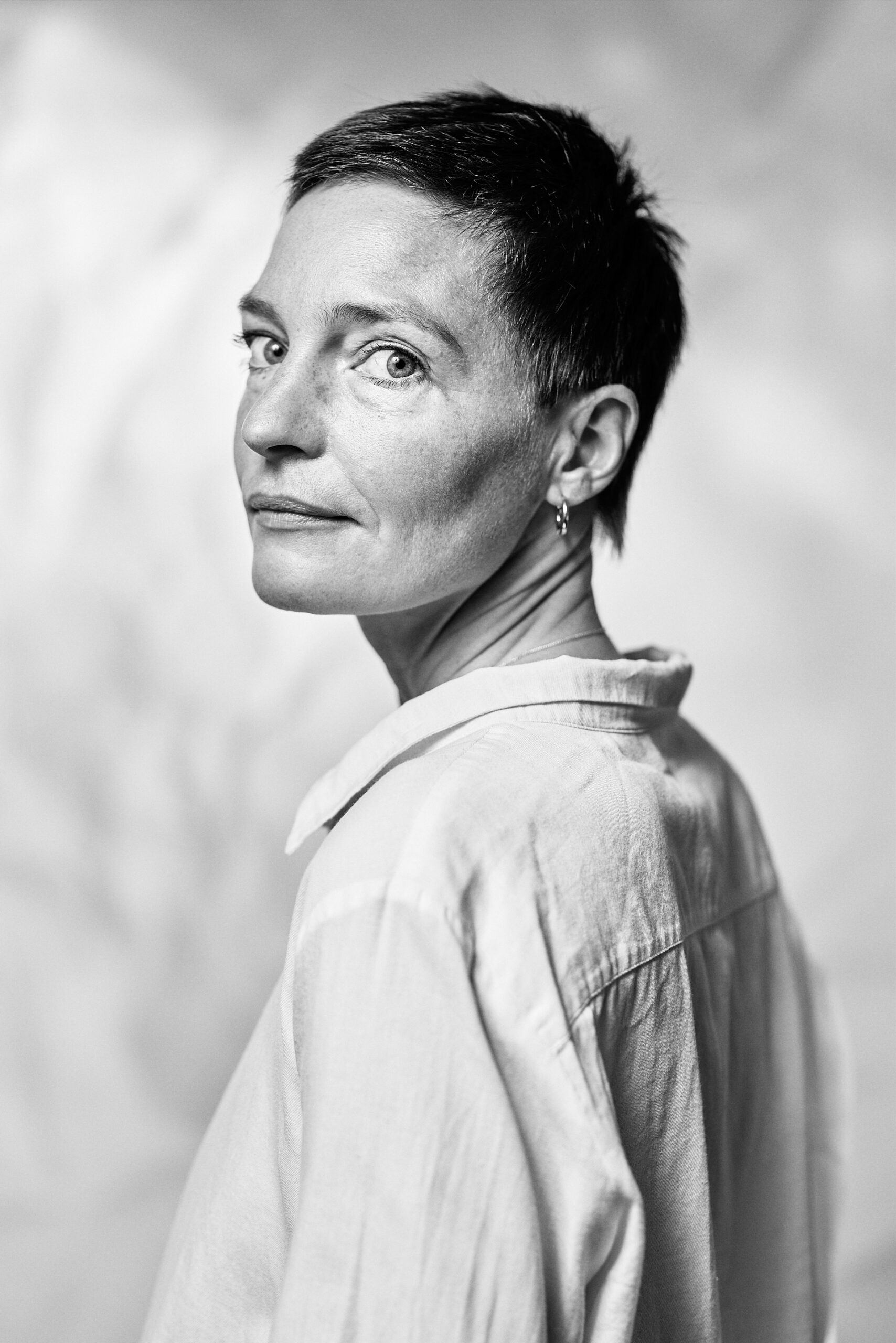 Portrait Frau blickt zurück über Schulter