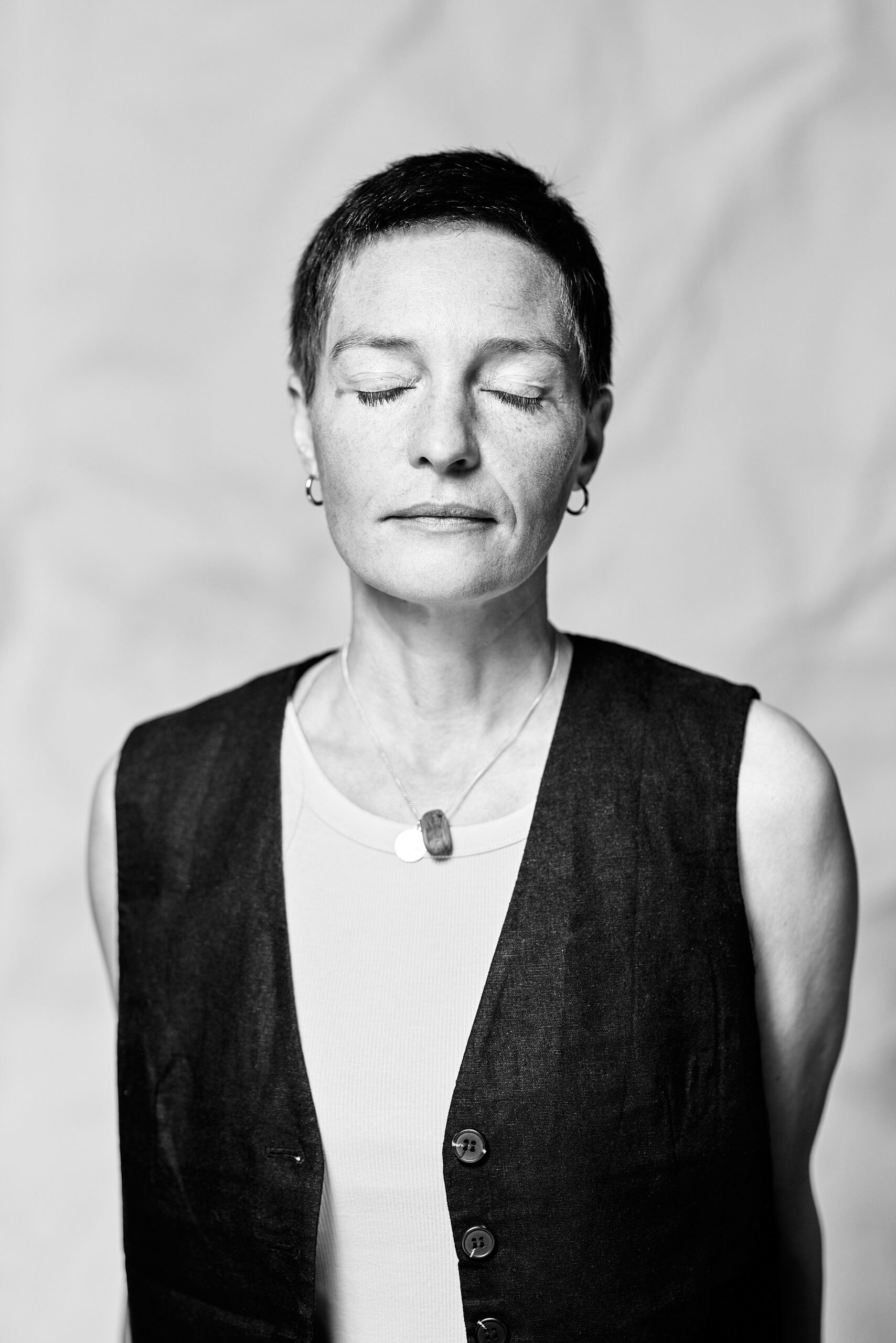Portrait Nahaufnahme Frau mit geschlossenen Augen