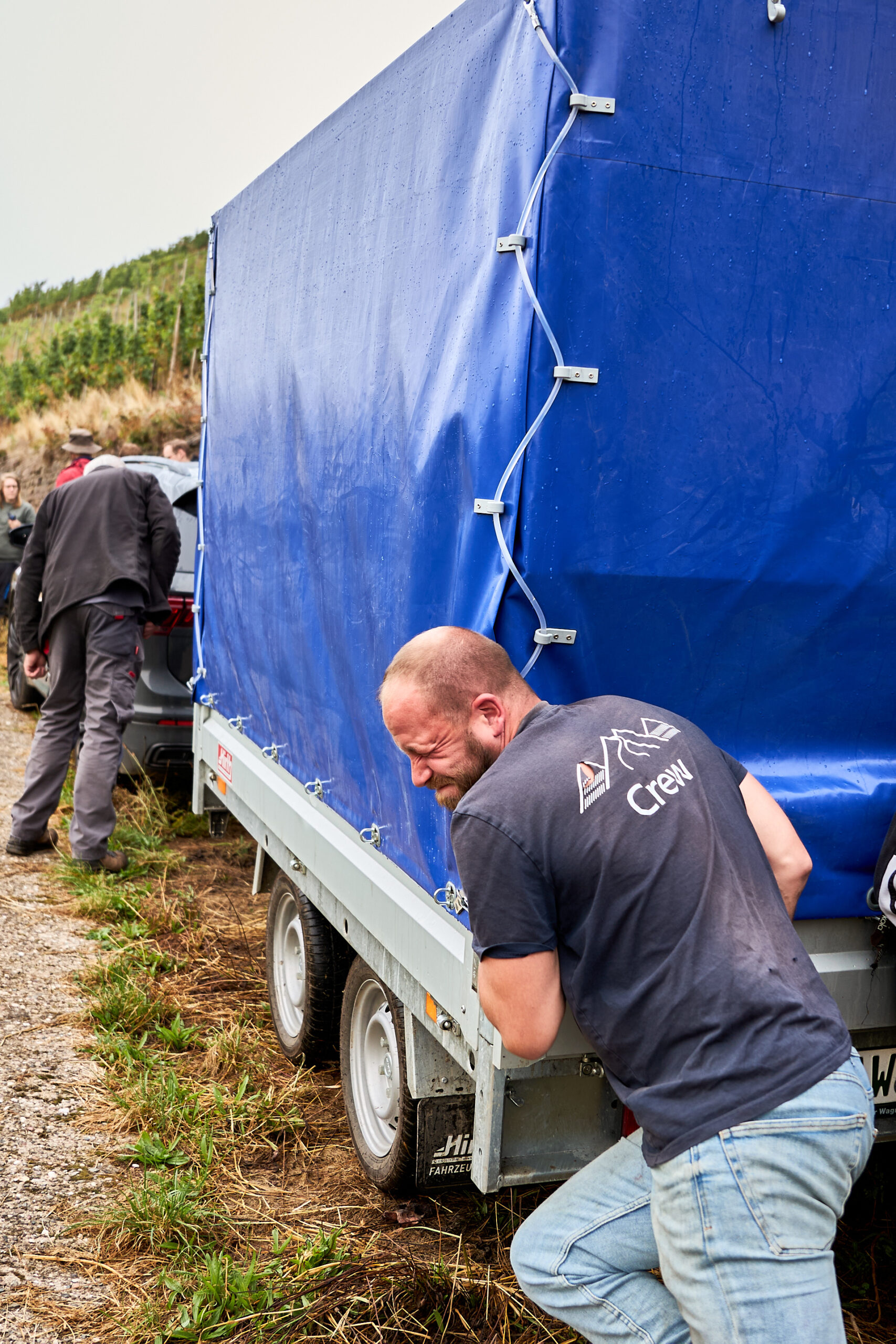 Reportagefotografie Weinlese im Ahrtal schwieriger Transport der Ernte auf steilen Wegen