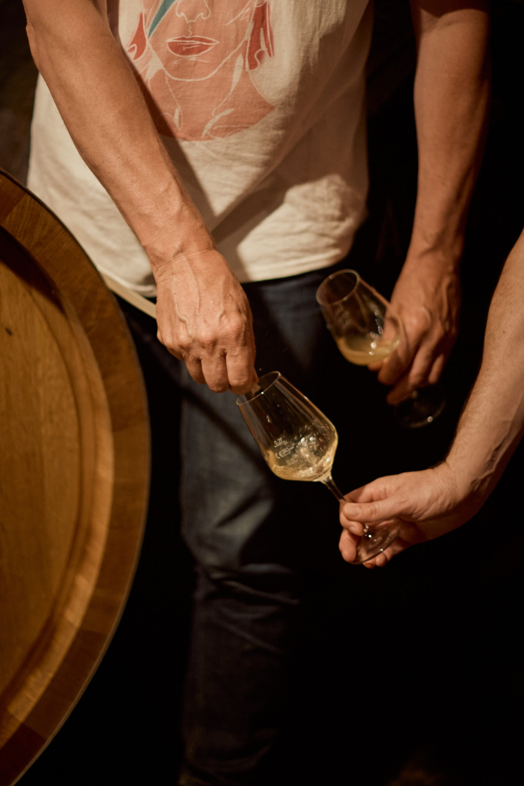Reportagefotografie Weinverkostung im Weinkeller junger Wein wird aus Fass gezapft