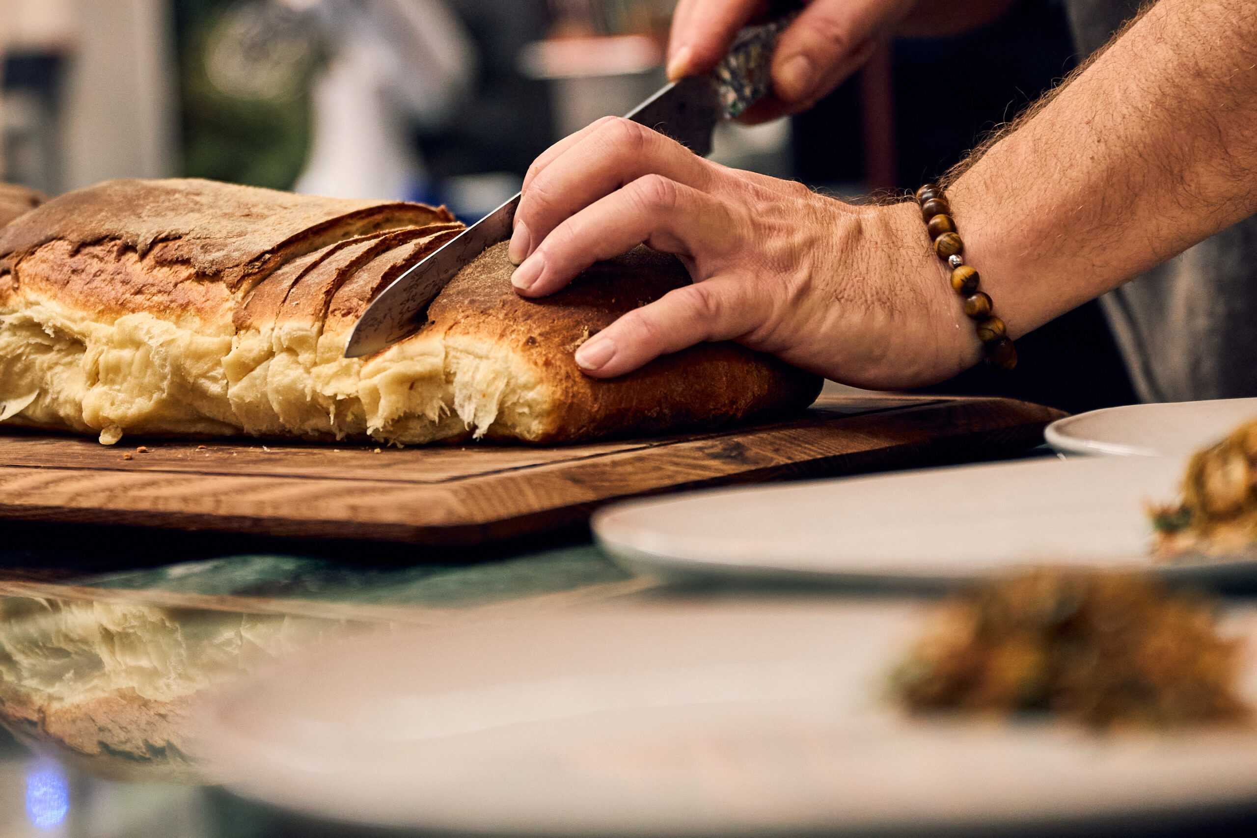 Kochevent Detailaufnahme Brotschneiden