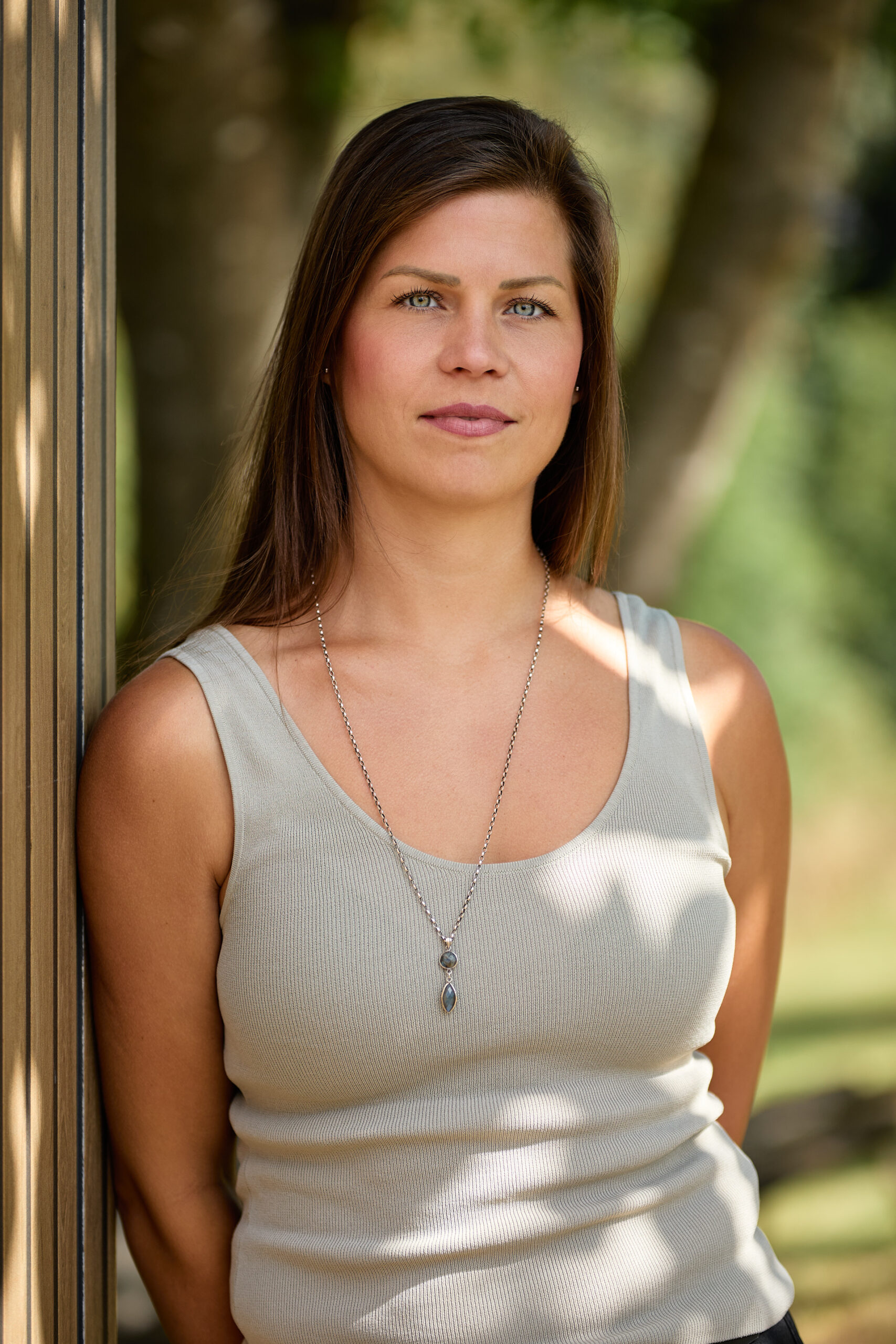 Portraitshooting – Frau an Türrahmen gelehnt, natürliches Licht