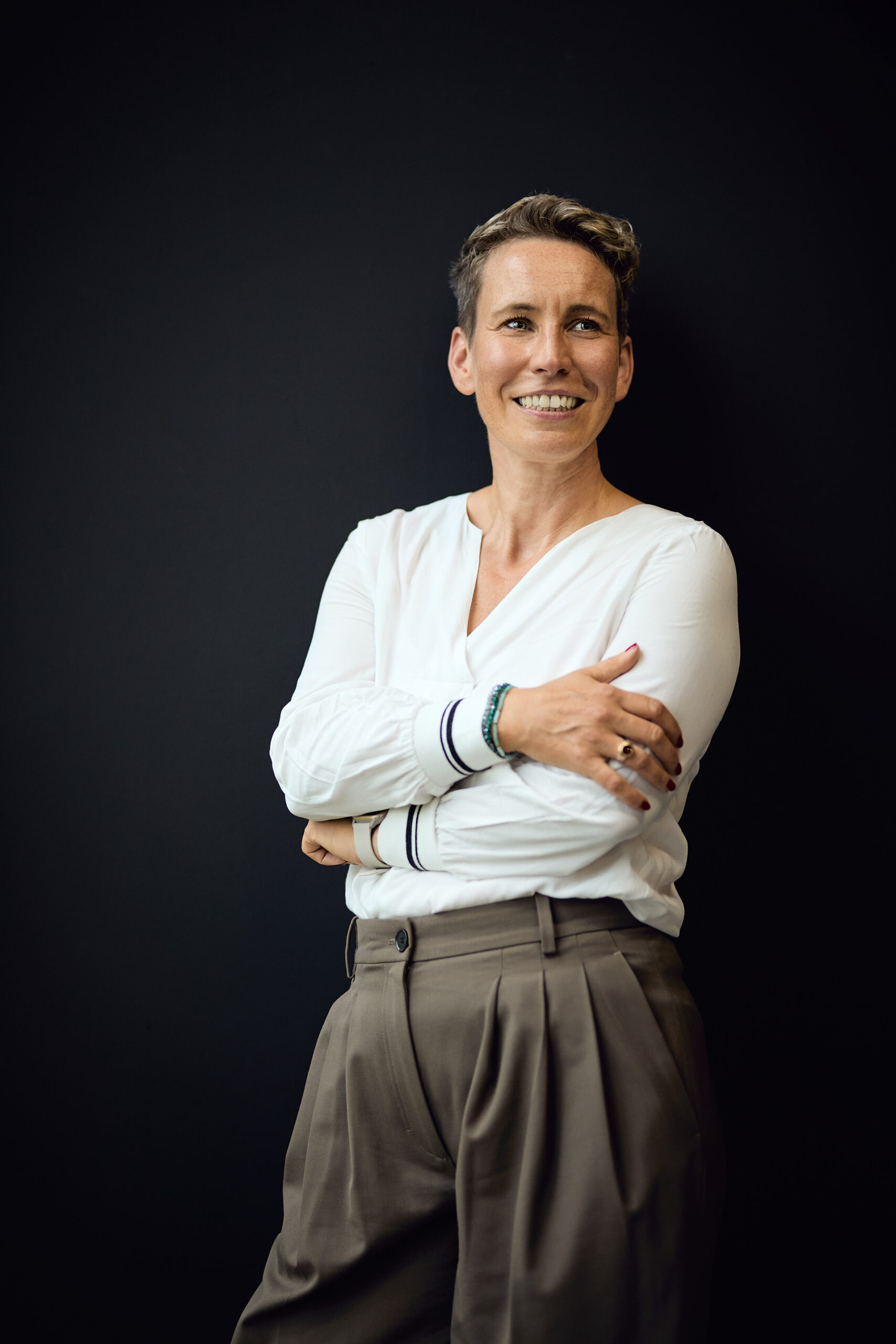 Coaching-Shooting – Studio-Portrait, Arme verschränkt, lächelnd