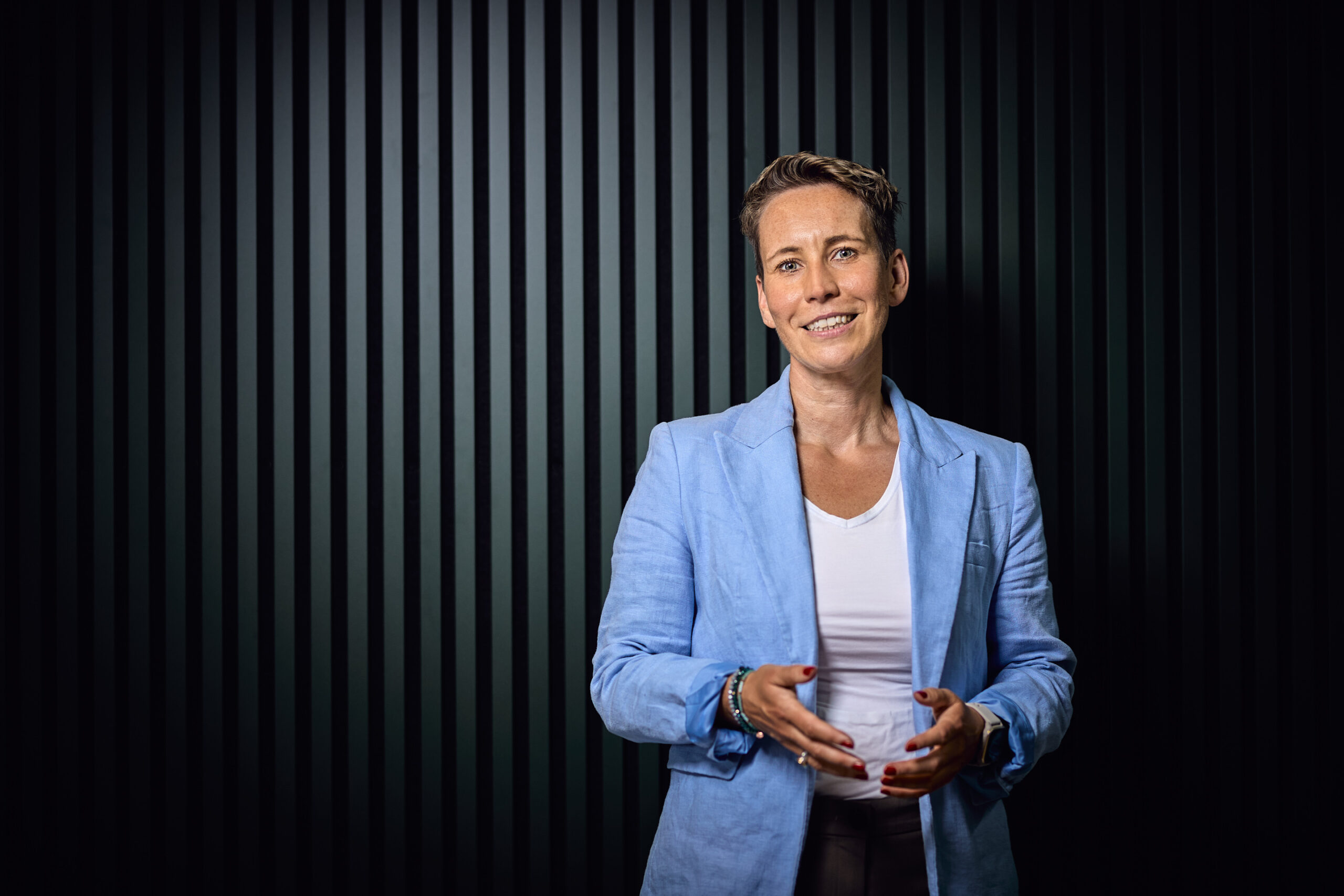 Coaching-Shooting – Studio-Portrait vor dunklem Hintergrund