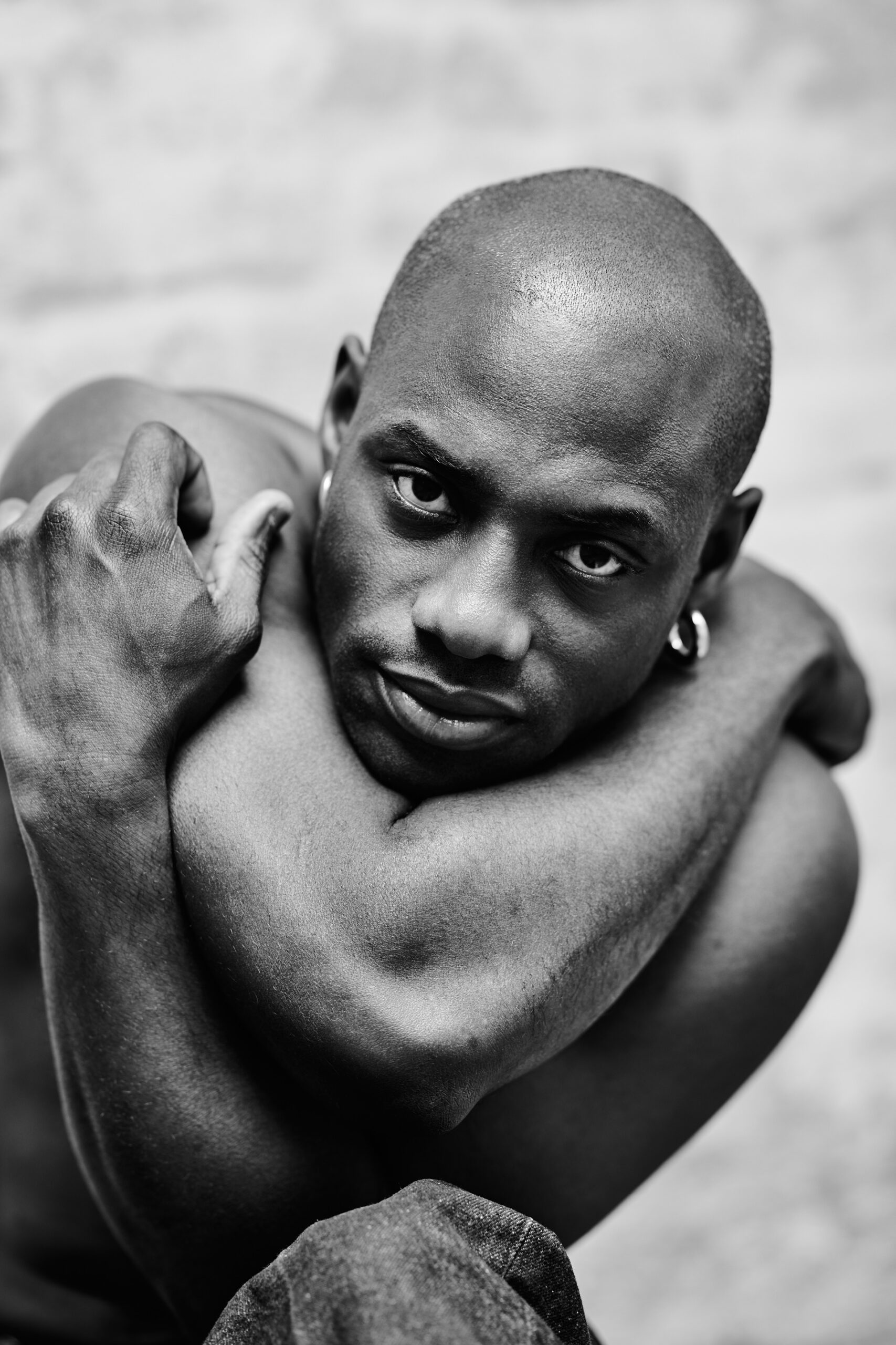 Editorial-Portraitshooting – Portrait mit dramatischem Seitenlicht und konzentriertem Blick