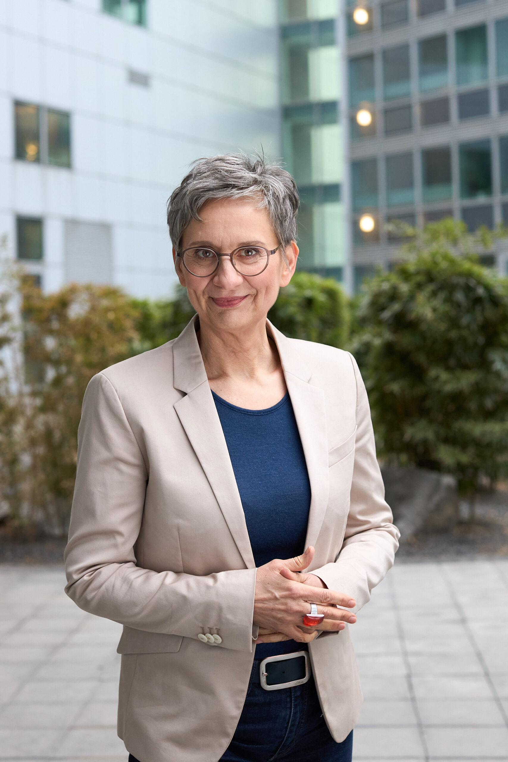 Personal-Branding-Shooting Eva Kräling – Businessportrait vor moderner Bürofassade