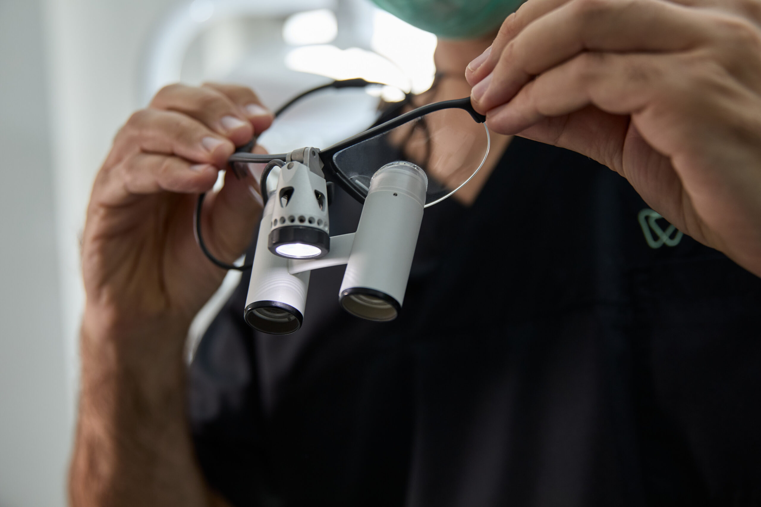 Oralchirurgie Dr. Derman – Vorbereitung der Lupenbrille für die Behandlung