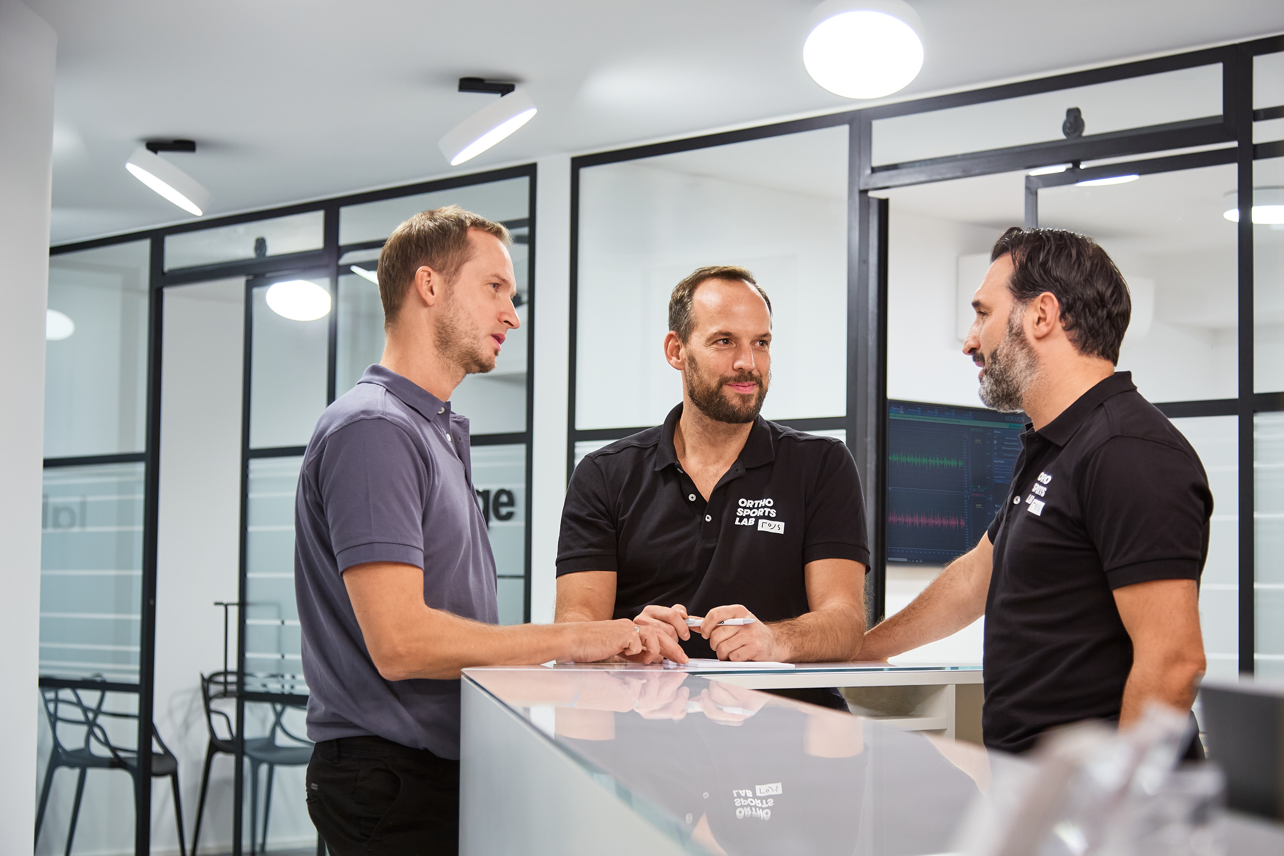 Ortho Sports Lab – Teambesprechung am Empfangstresen