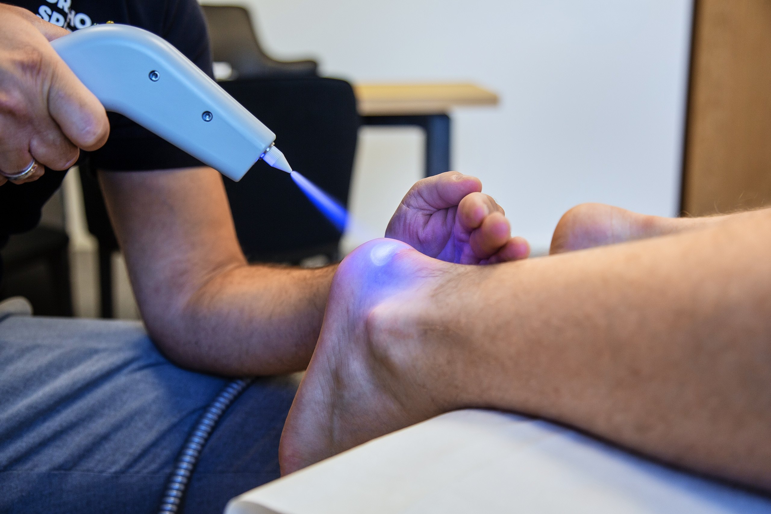 Ortho Sports Lab – Laserbehandlung an der Ferse, Nahaufnahme